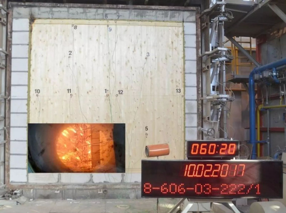 Badanie ogniowe ściany z drewna klejonego. Klasyfikacja EI 60. fot. NordWOOD