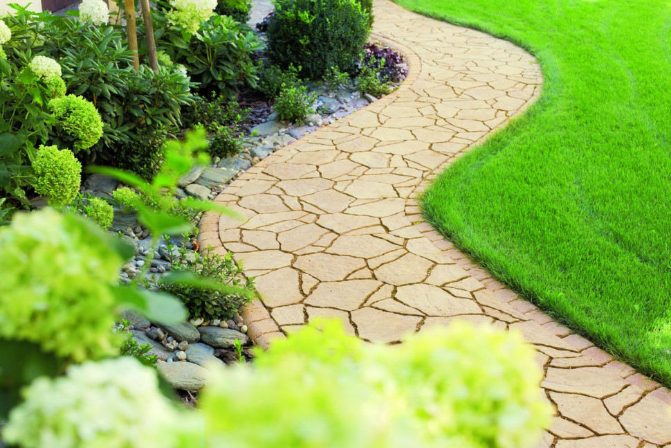 Alejka ułożona z płyt Polbruk Petra o nieregularnym kształcie