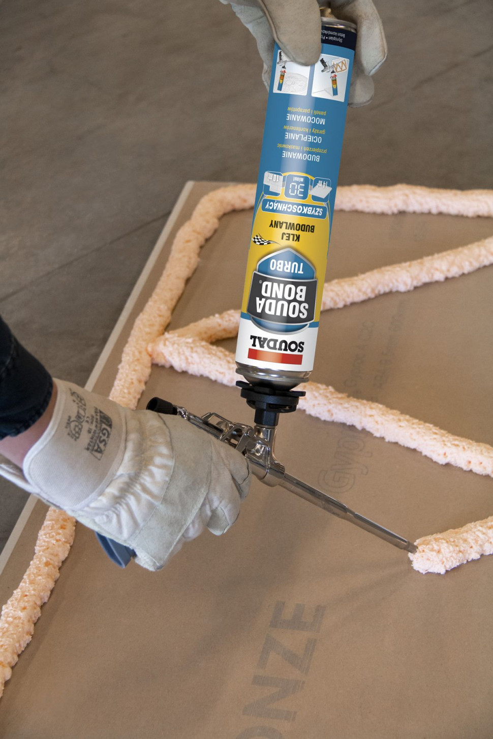 Aplikacja pianokleju Soudabond Turbo