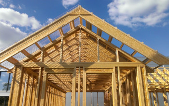 Wykorzystanie dźwigarów drewnianych podczas budowy domu