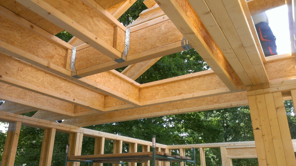 Wykorzystanie dźwigarów drewnianych do budowy stropów