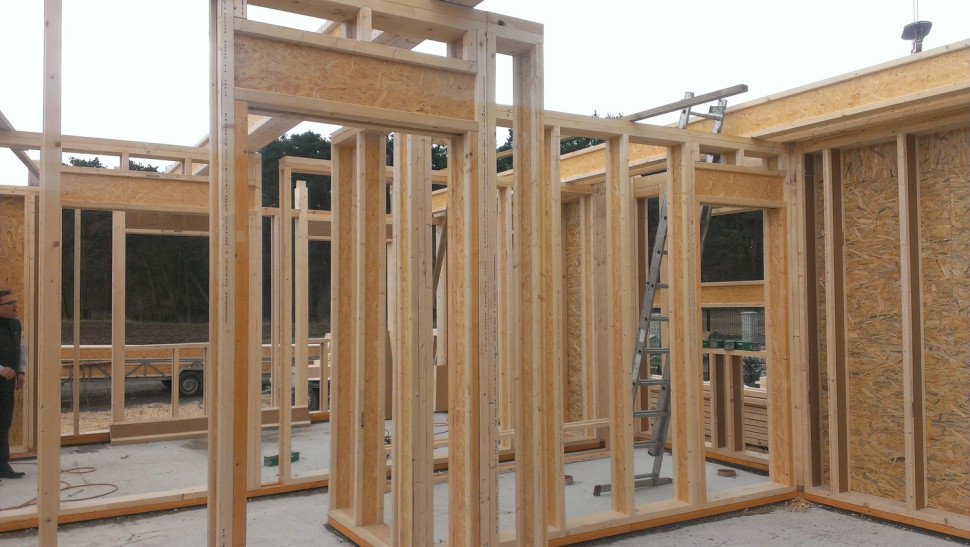 Wykorzystanie dźwigarów drewnianych do budowy ścian.