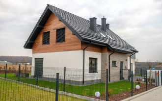 Dach dwuspadowy - modne i ekonomiczne rozwiązanie. Poznaj jego najważniejsze zalety