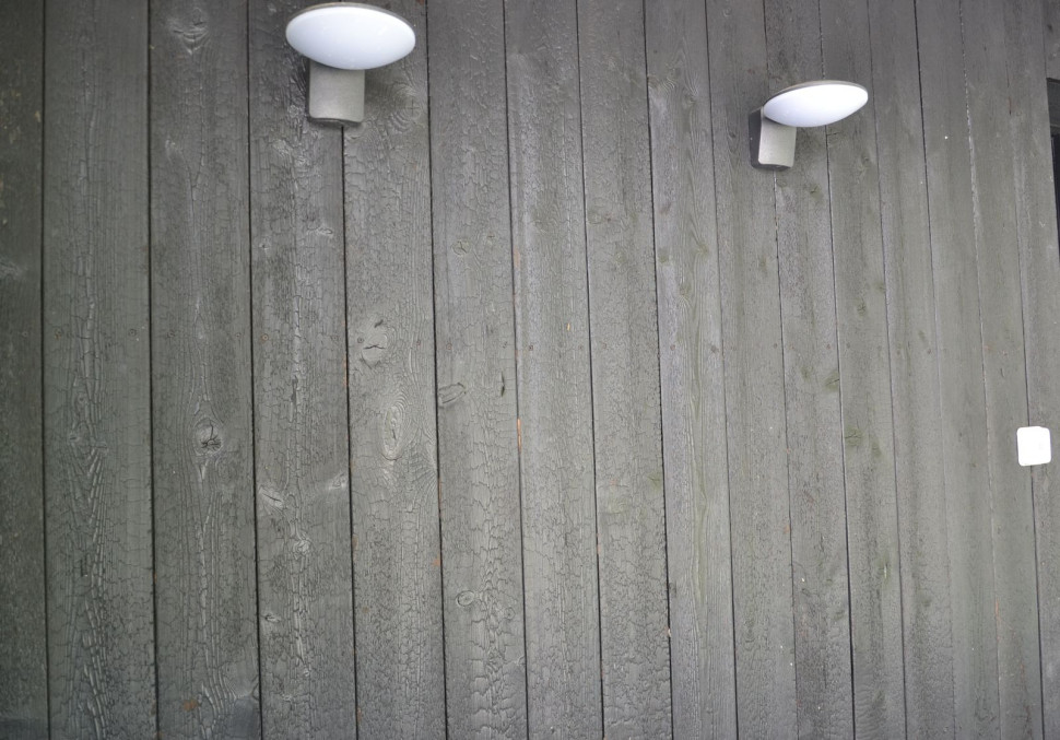 Zwęglona faktura na każdej desce jest inna, to nadaje elewacji niepowtarzalny charakter