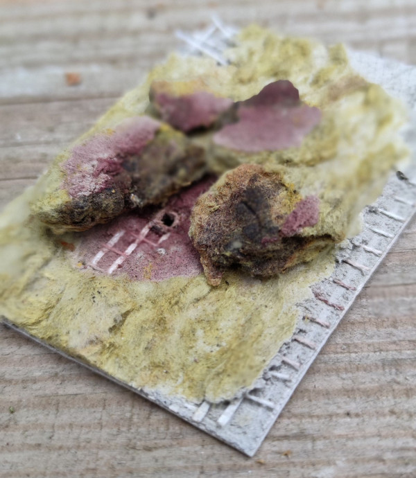 Wykrojony tynk i wełna mineralna ze źle zmieloną grudką żelaza