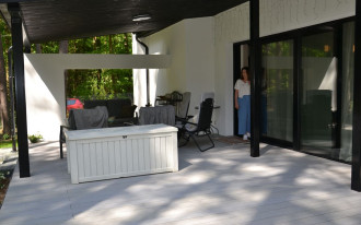 Taras z kompozytu sprawdza się na zalesionym terenie