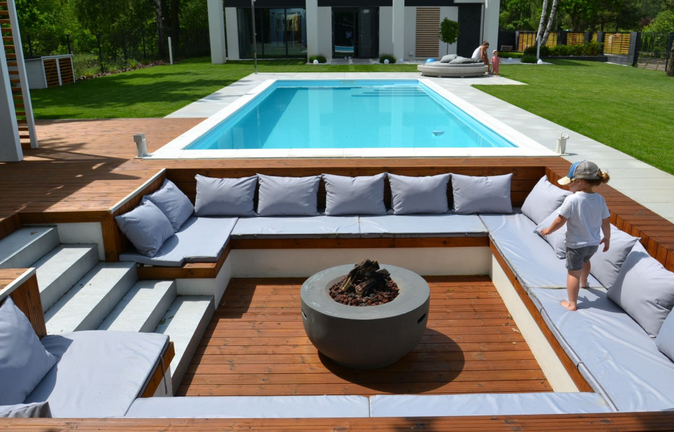 Deski przymocowano do legarów (świerkowych), zatrzaskami i wkrętami do drewna