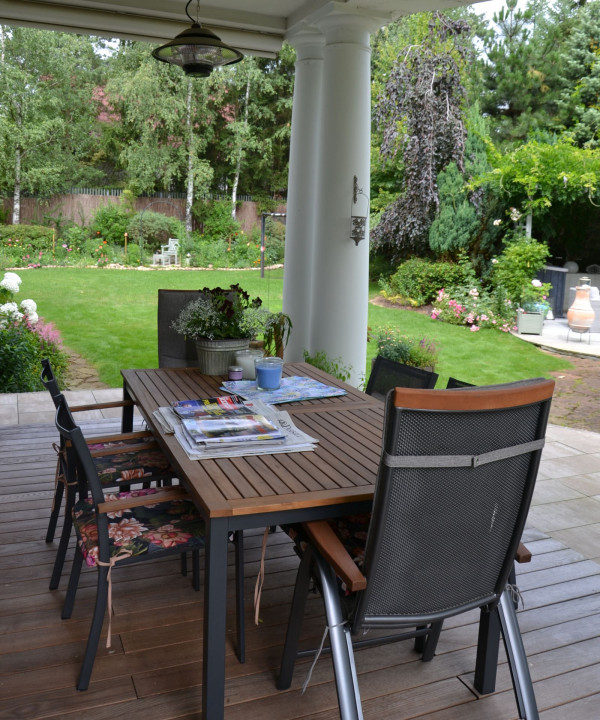 Deski z termojesionu w zadaszonej części tarasu