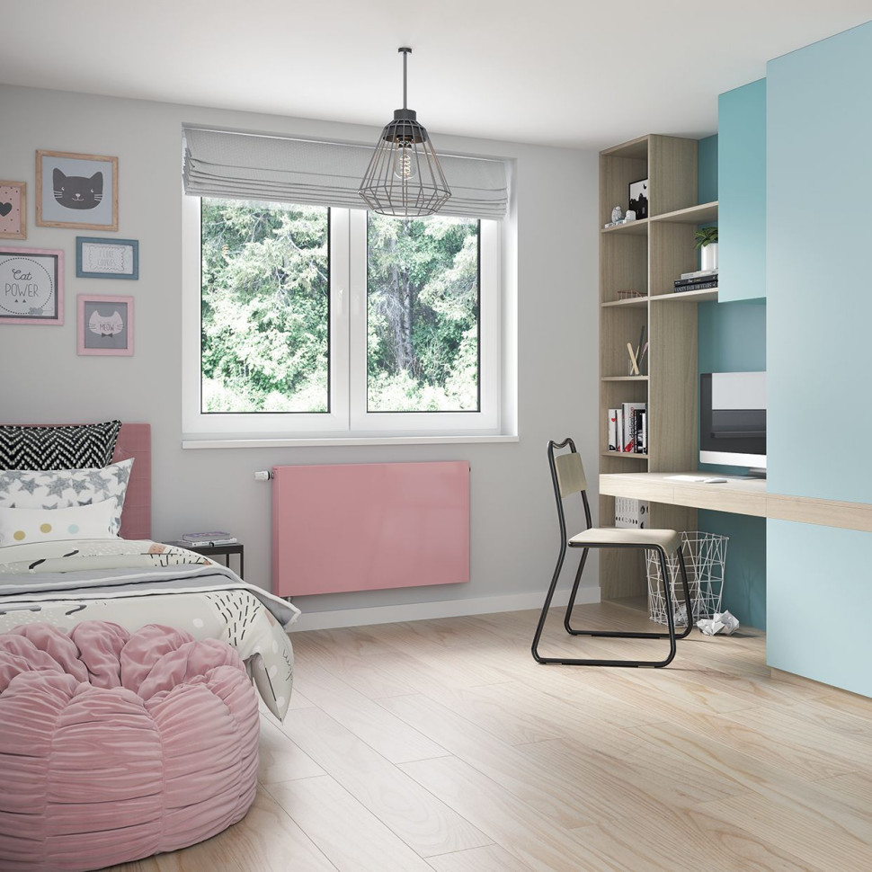 Różowy grzejnik w pokoju dziecka