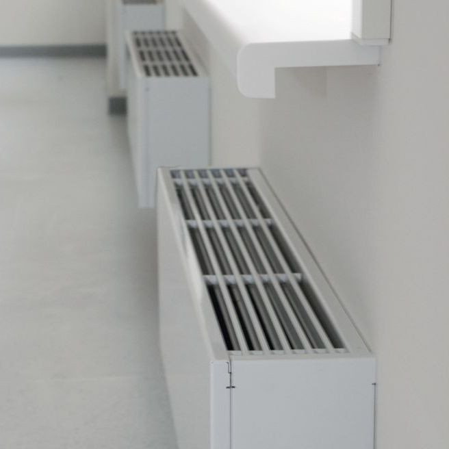 Od góry grzejnik płytowy przykrywa kratka