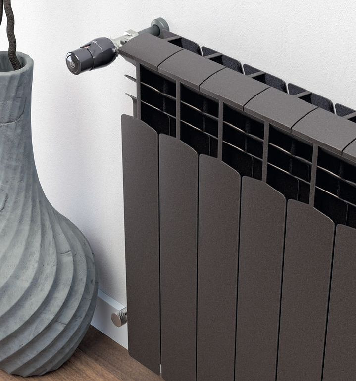 Głowica termostatyczna na grzejniku ściennym