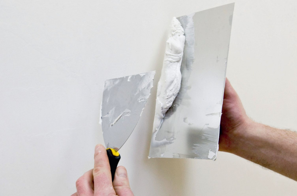 Nałożenie gładzi na szeroka pacę ze stali