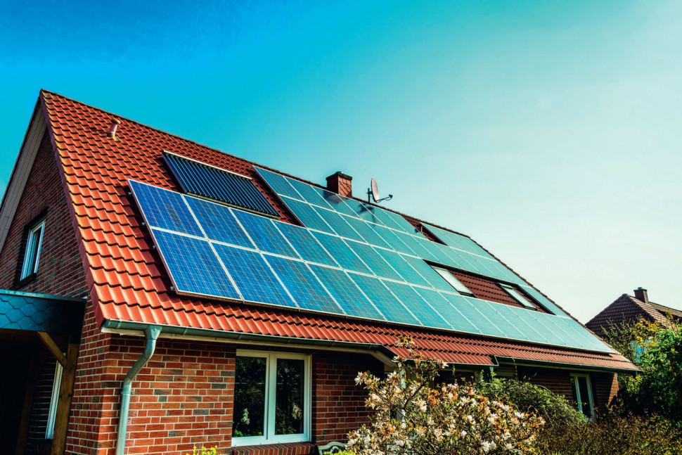 Kolektory słoneczne i panele fotowoltaiczne na dachu