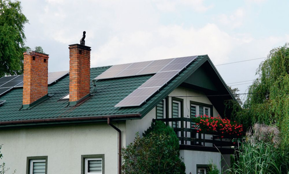 Panele PV na dachu domu jednorodzinnego
