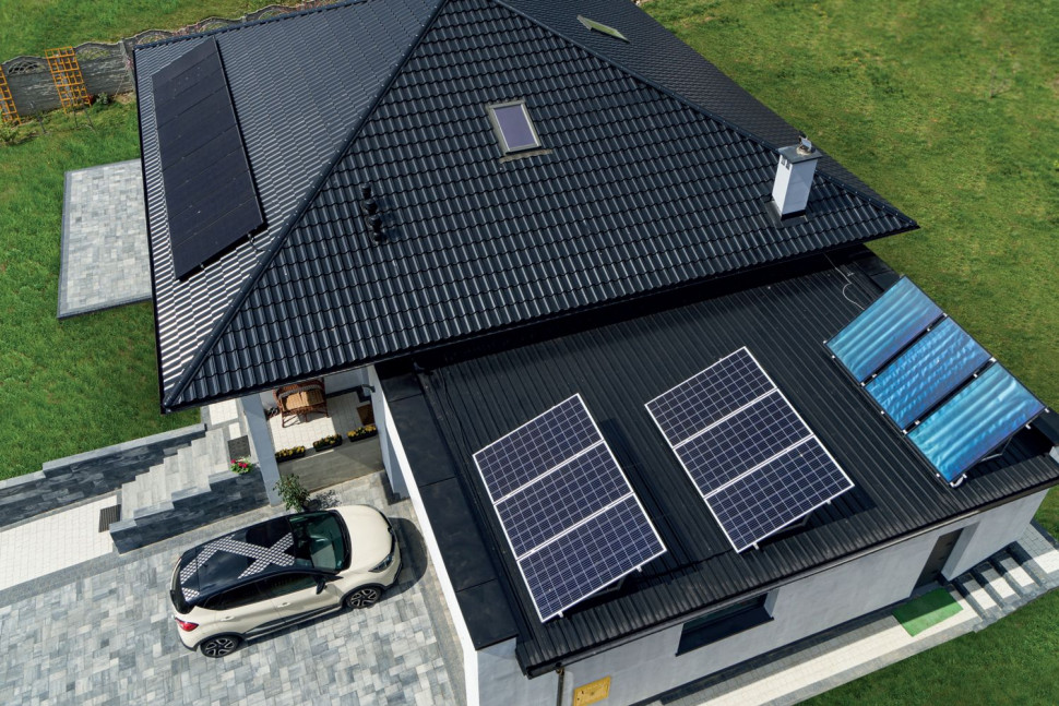 Panele fotowoltaiczne na płaskim dachu garażu