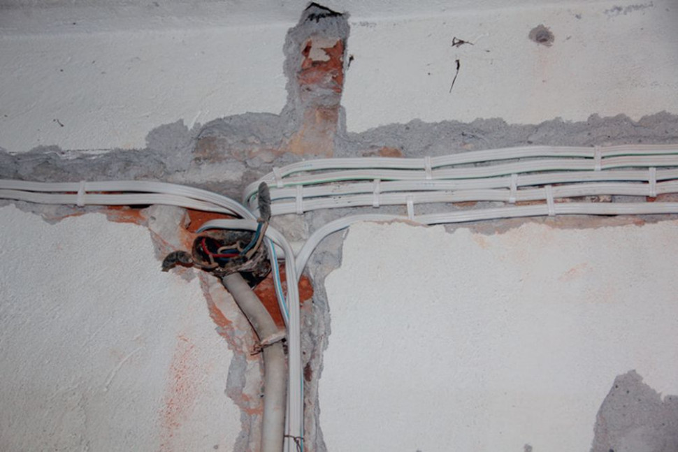 Przewody elektryczne ukryte w bruzdach