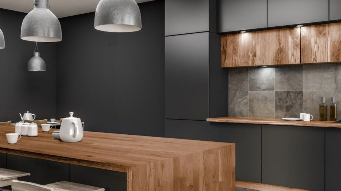 Blaty drewniane w stylu industrialnym zdobywają serca entuzjastów