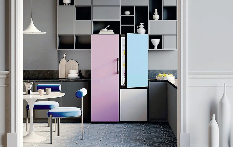 Kuchnia urządzona w oddzielnym pomieszczeniu, z szerokim przejściem do salonu