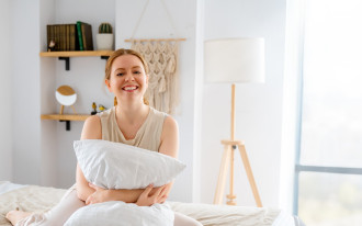 Chłodna sypialnia w lecie - 5 pomysłów na jej urządzenie