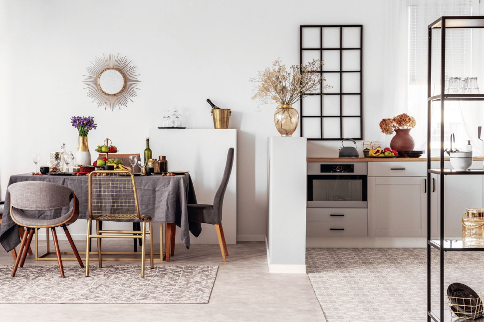 Między kuchnią a salonem można postawić też lekką ściankę działową z płyt g-k