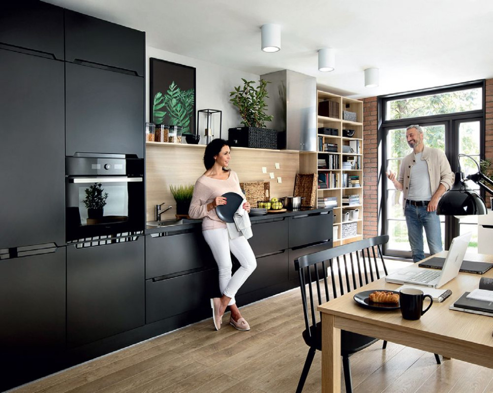 Duża kuchnia ze stołem