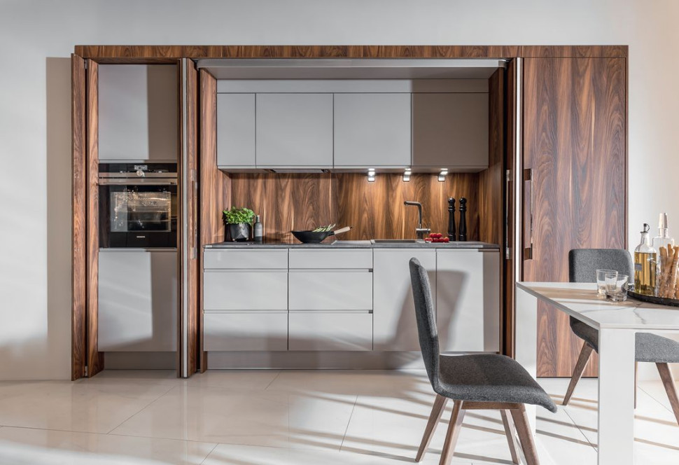 Kuchnia w szafie - podczas gotowania drzwi chowają się w zabudowie