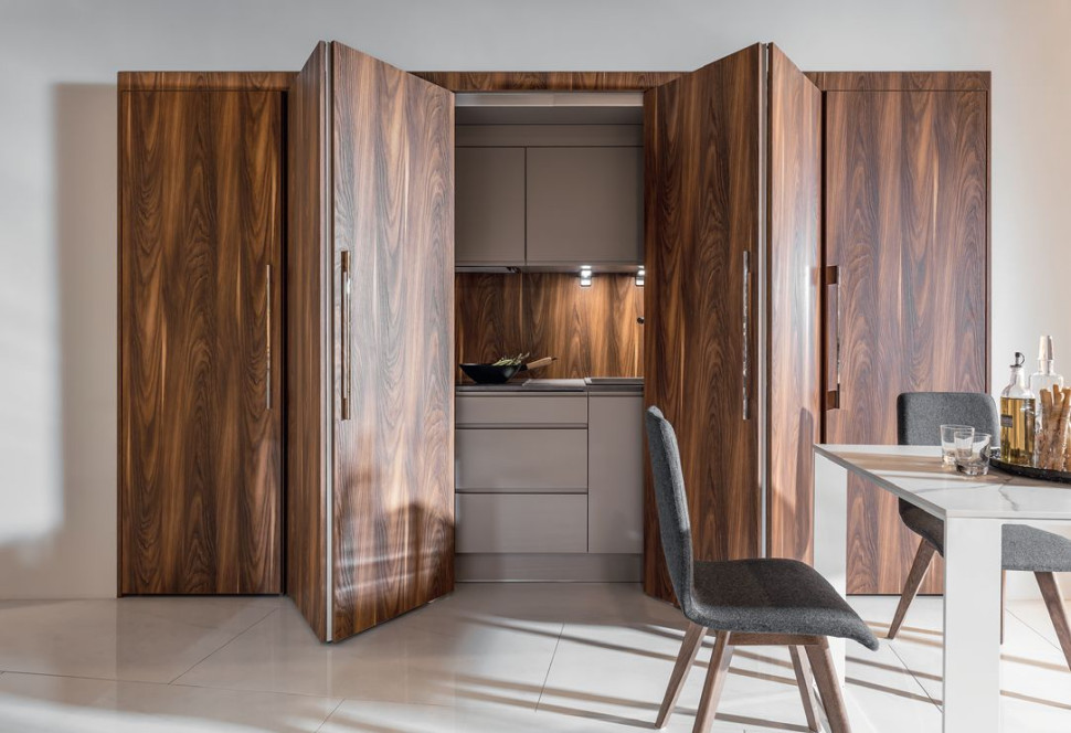 Kuchnia w szafie - po skończeniu pracy drzwi wysuwają się i przesuwają na całą szerokość ściany, tworząc jednolitą, zamkniętą płaszczyznę