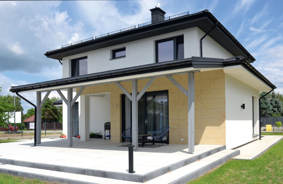 Obszerny taras wykonany metodą na sucho, ze stałym zadaszeniem