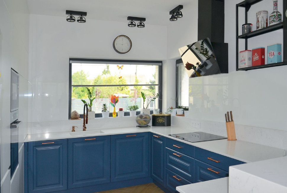 Zabudowa kuchenna w kształcie litery U (z półwyspem-barkiem); Meble, z płyty MDF w kolorze białym i granatowym