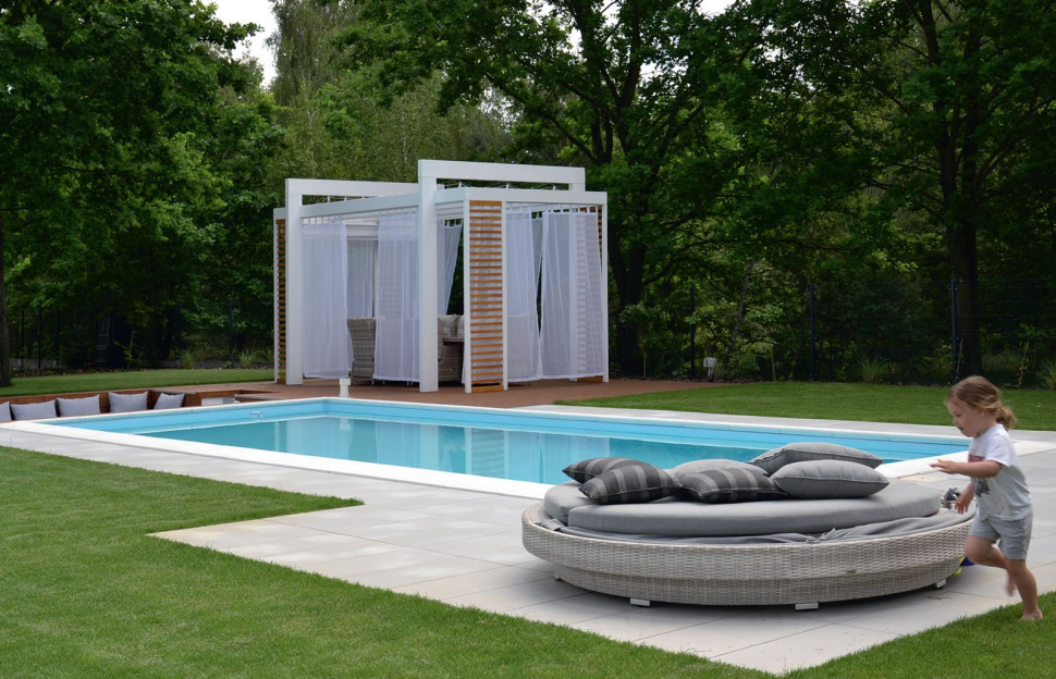 Basen z miejscem wypoczynkowym