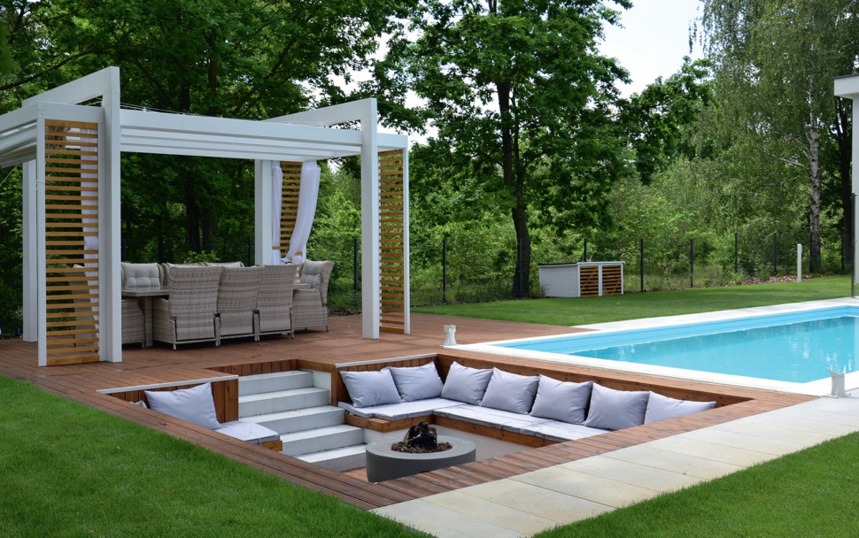 Podest tarasowy i pergola z ogrodową jadalnią