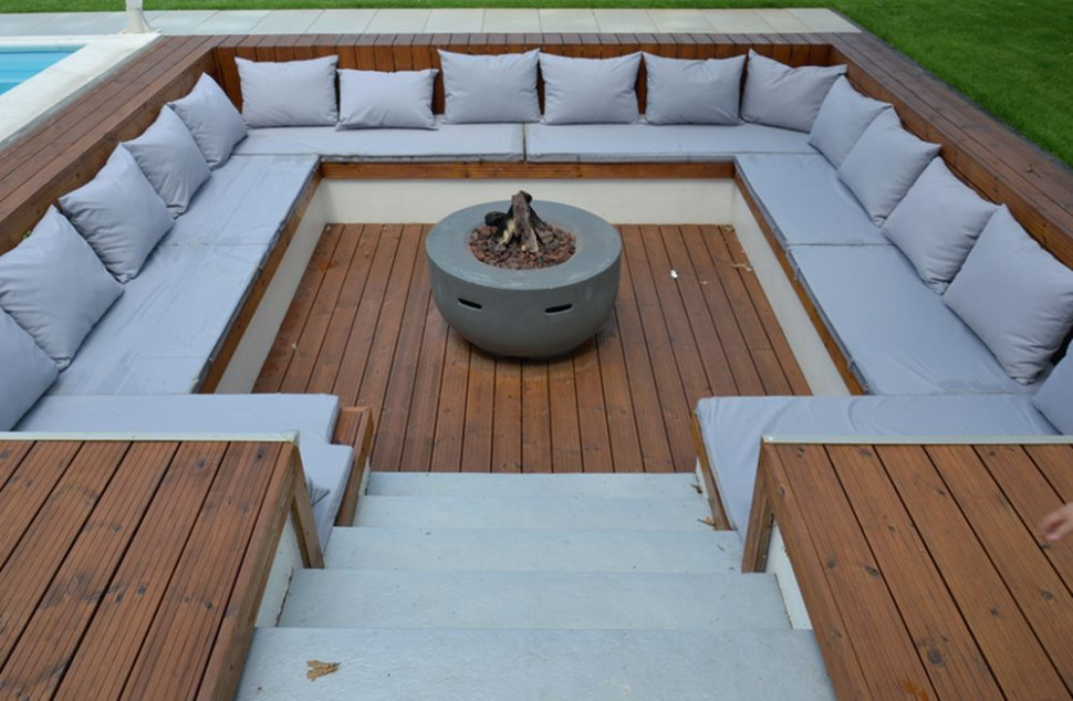 Wgłębnik, o wymiarach 4 × 4 × 1 m, w ciekawy sposób urozmaica ukształtowanie płaskiej posesji