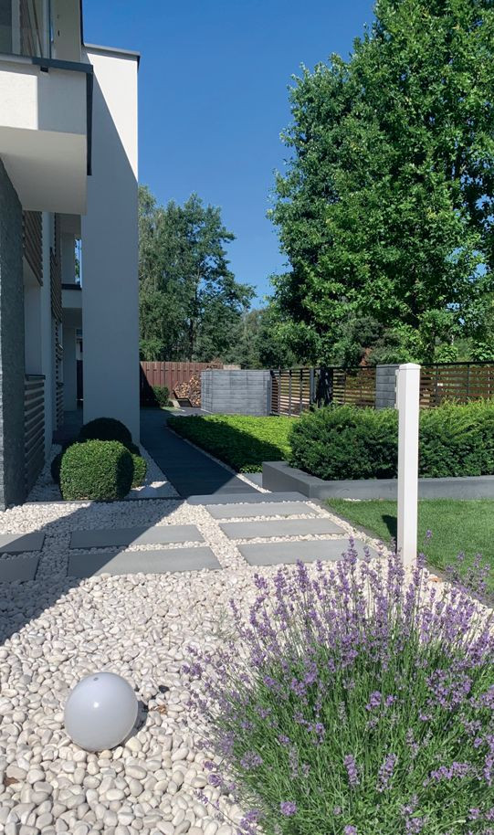 Kule oświetleniowe w ogrodzie