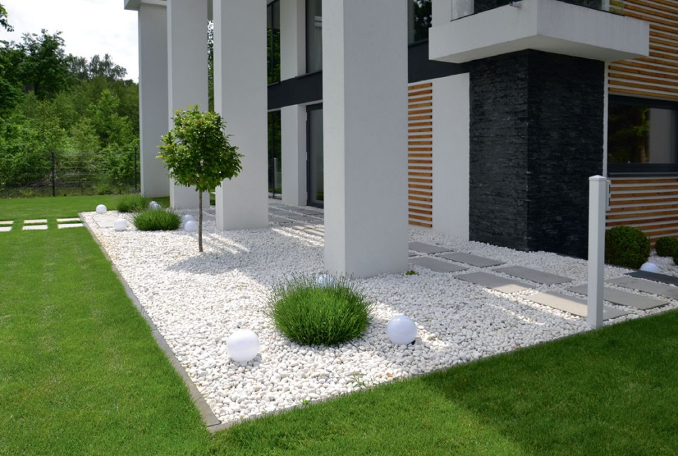 Nawierzchnia z białych otoczaków ogrodzie; kule oświetleniowe