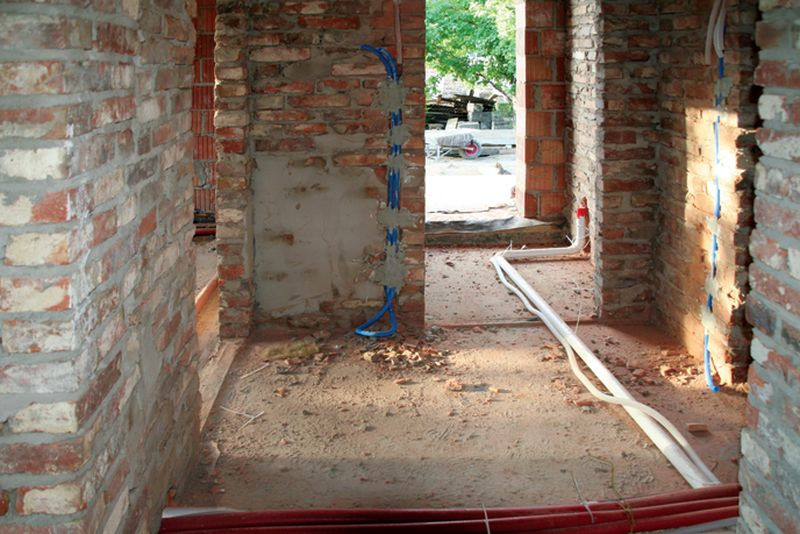 Ułożenie rur centralnego odkurzacza na parterze - gniazdo w wiatrołapie