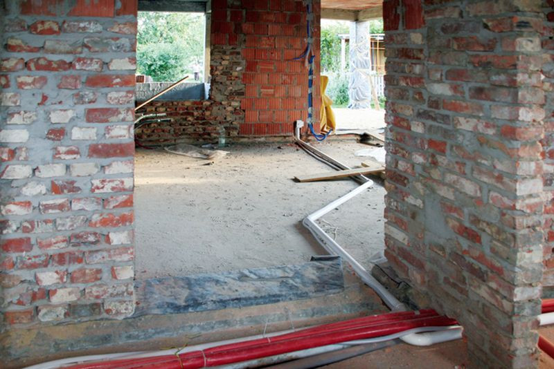 Ułożenie rur centralnego odkurzacza na parterze - gniazdo w salonie