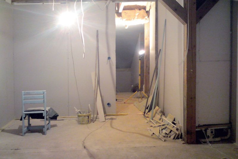 Instalacja centralnego odkurzacza i gniazdo na poddaszu, w trakcie układania