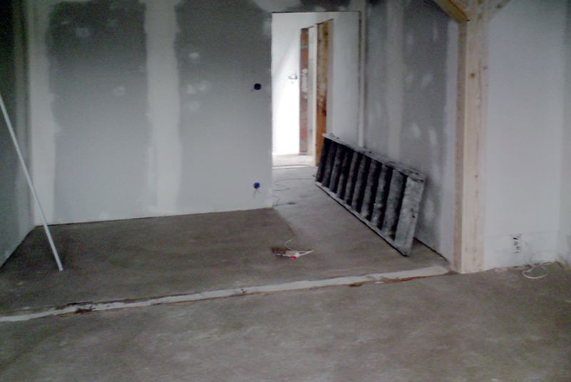 Instalacja centralnego odkurzacza i gniazdo na poddaszu, po wykończeniu ścian płytami gipsowo-kartonowymi