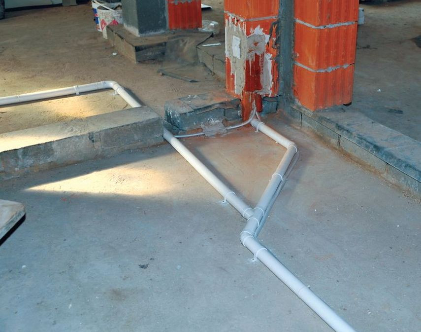 Ułożenie rur centralnego odkurzacza w salonie i w holu