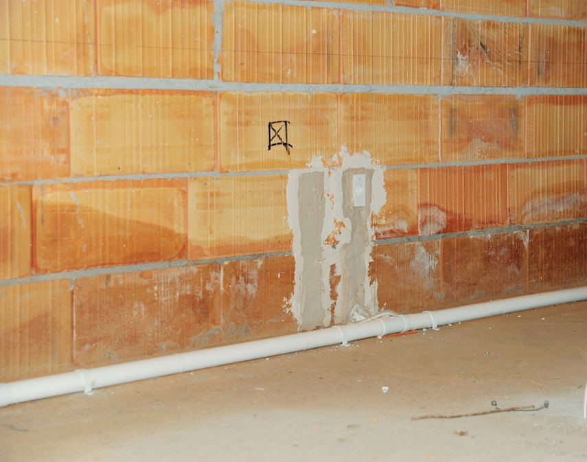 Ułożenie rur centralnego odkurzacza w salonie i w holu