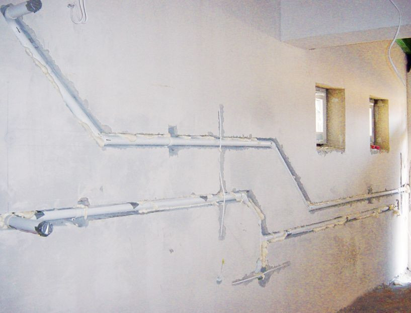 Ułożenie instalacji centralnego odkurzania w garażu. Rury łączące jednostkę centralną z wyrzutnią