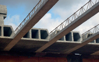 Czym uzupełnić przestrzenie między belkami stropu teriva?