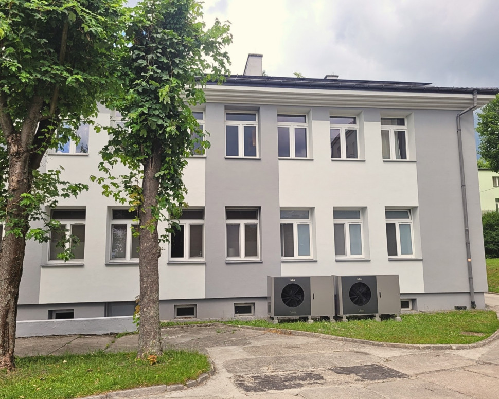 Pokazana inwestycja obejmuje dwie jednostki pompy ciepła VESTA 16. Pozwalają one na spełnienie zapotrzebowania projektowego na ciepłą wodę użytkową w tym budynku wynoszące 19.4 kW przy -22°C.