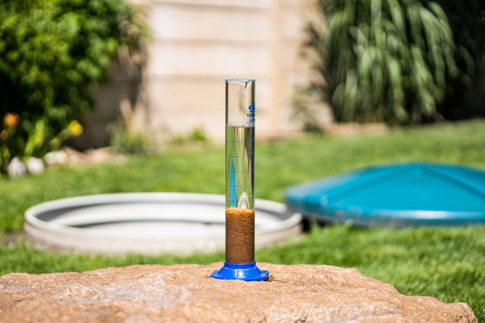 Żeby stwierdzić czy oczyszczalnia działa prawidłowo wykonuje się test sedymentacyjny.  W dolnej części cylindra osadza się osad czynny (mikroorganizmy oczyszczające ścieki) , górna część to ścieki oczyszczone.