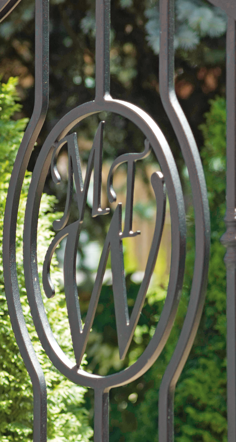 Dodaj osobisty akcent do swojej posesji poprzez umieszczenie inicjałów na bramie