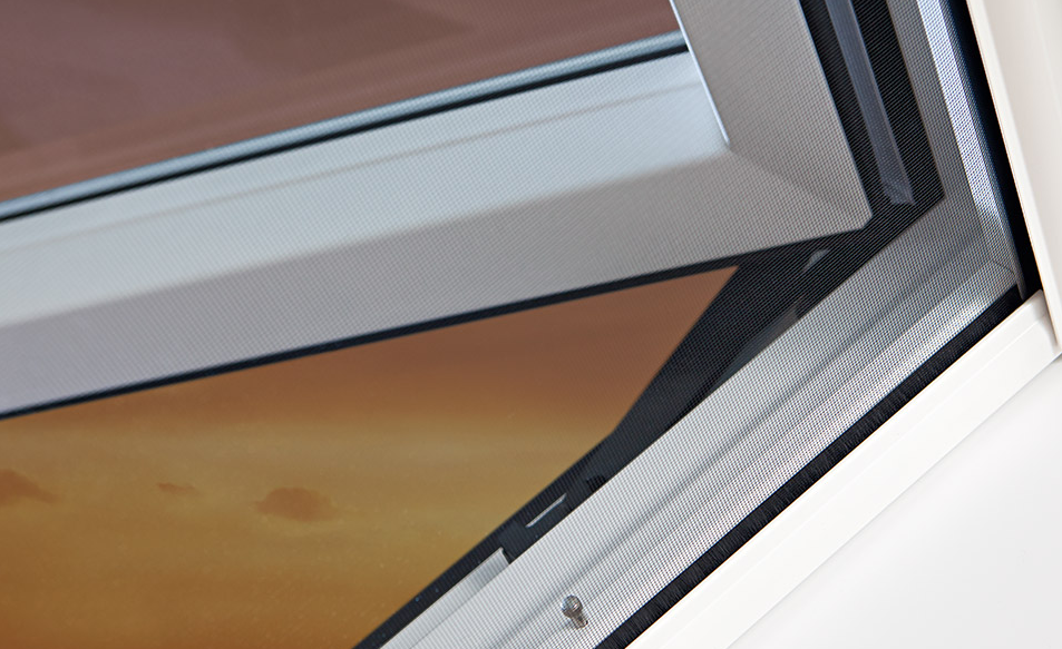 Zalety moskitiery dachowej Roto