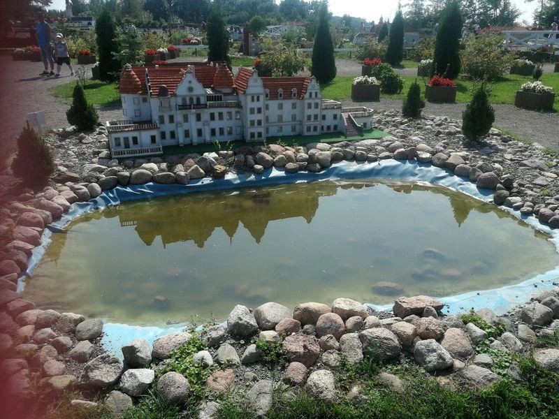 Oczko wodne wyścielone niebieską folią IZOWINYL