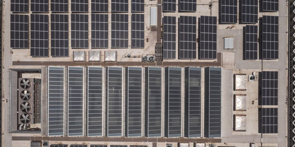 Elektrownia fotowoltaiczna duzej mocy na dachu płaskim - widok z lotu ptaka. fot. Owens Corning PAROC Polska