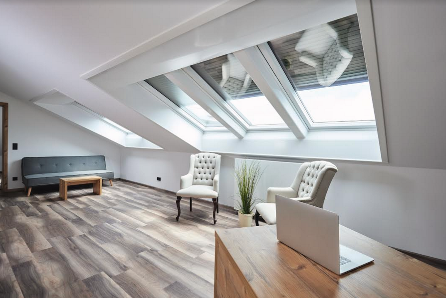 Rolety zewnętrzne Roto regulują ilość światła, które przenika do pomieszczenia przez okno dachowe.