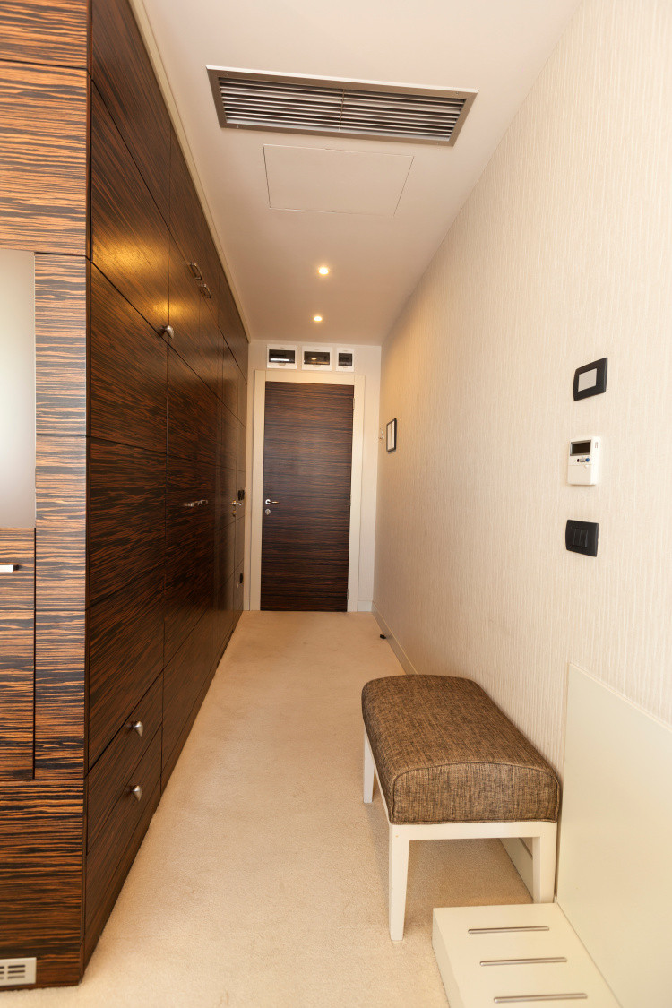 Urządzając przedpokój w nowoczesnym klimacie nie powinno się przesadzać ani z ilością barw, ani z ilością dekoracji.